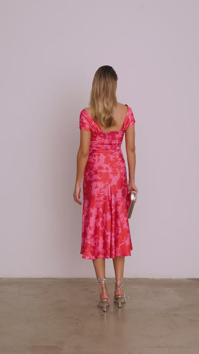 Vestido invitada evento reme Floral rosa escote bardot con nudo en el pecho midi