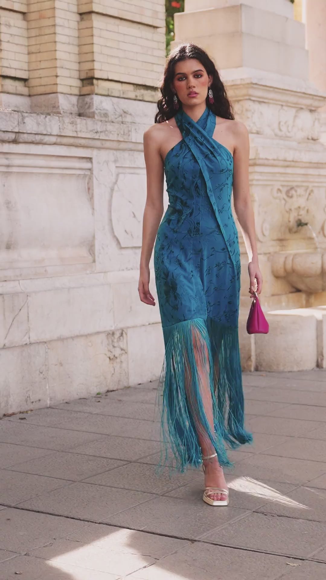 Vestido Candela Midi turquesa, confeccionado en viscosa con hilo bordado floral, cuello halter asimétrico, corte semi-entallado y falda con flecos
