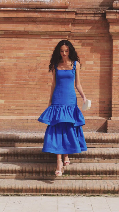 Vestido Midi Alma en lino azul eléctrico, con volantes fruncidos, escote cuadrado y cremallera invisible