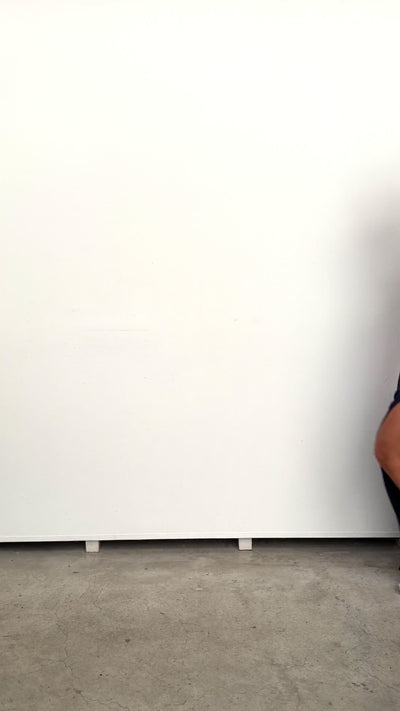 Vestido largo Lotus crepé satén Marino, con escote asimétrico, capa y espalda con tiras cruzadas abertura lateral