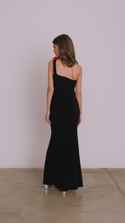 Vestido Invitada fiesta Sicilia Flor Negro largo escote asimétrico flor roja 