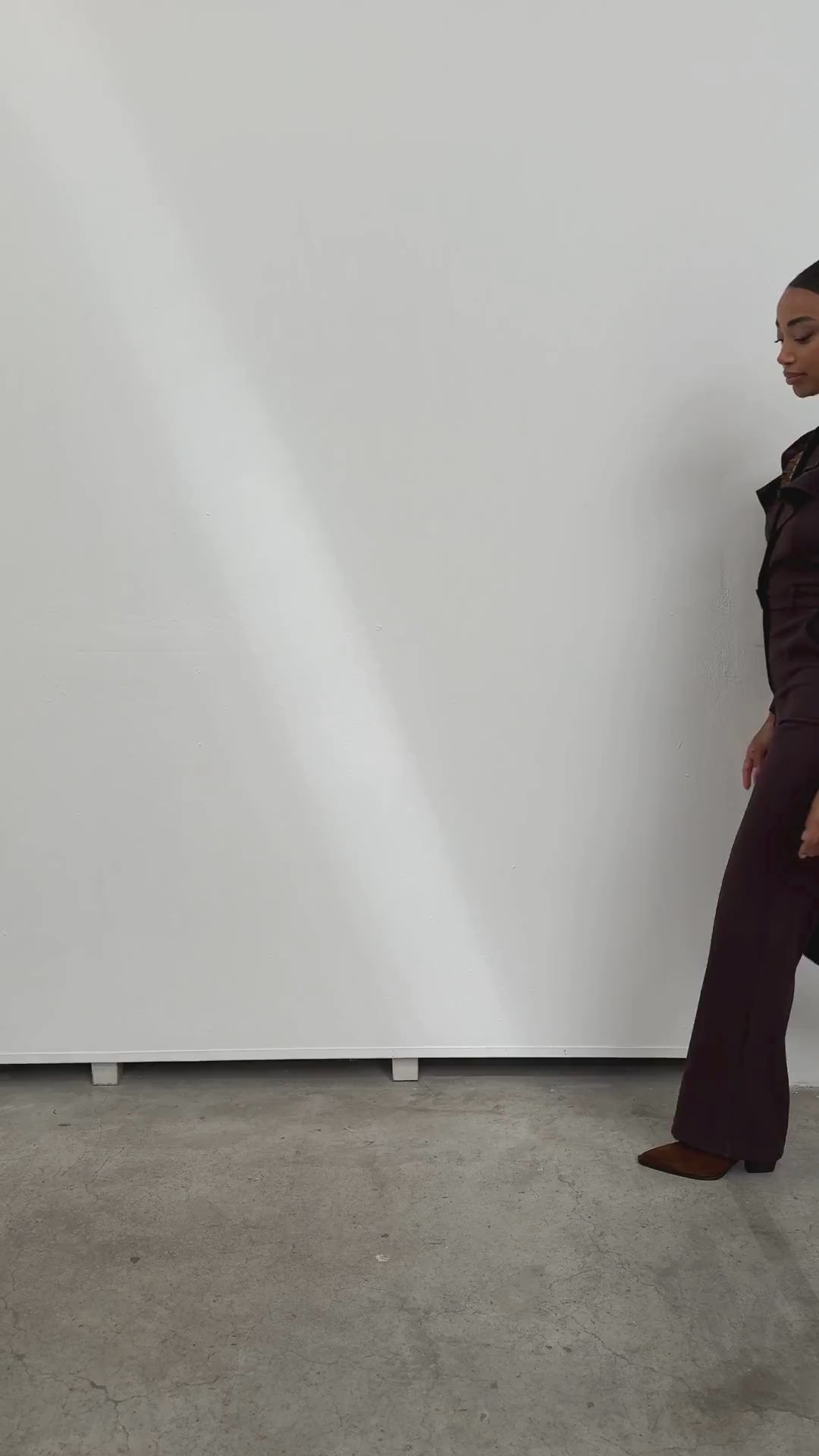 Miphai_Mono_Éter_Marrón_Invitada