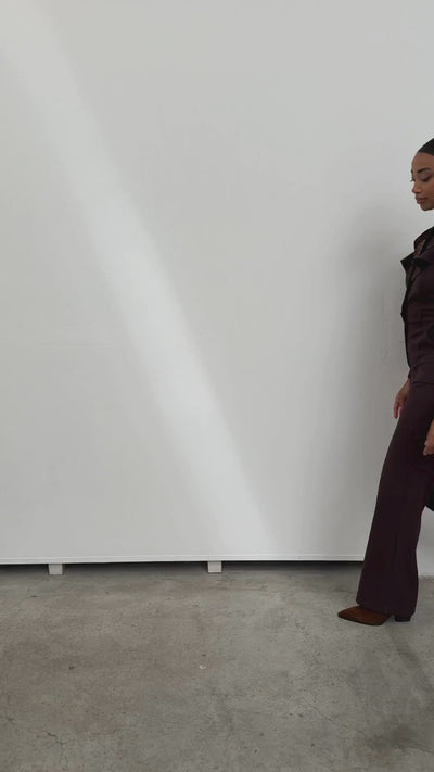 Miphai_Mono_Éter_Marrón_Invitada