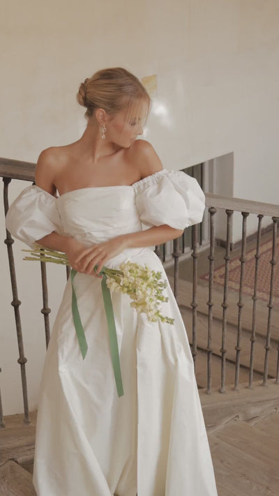 Vestido novia segundo vestido Dafne largo escote palabra de honor mangas abullonadas abertura falda