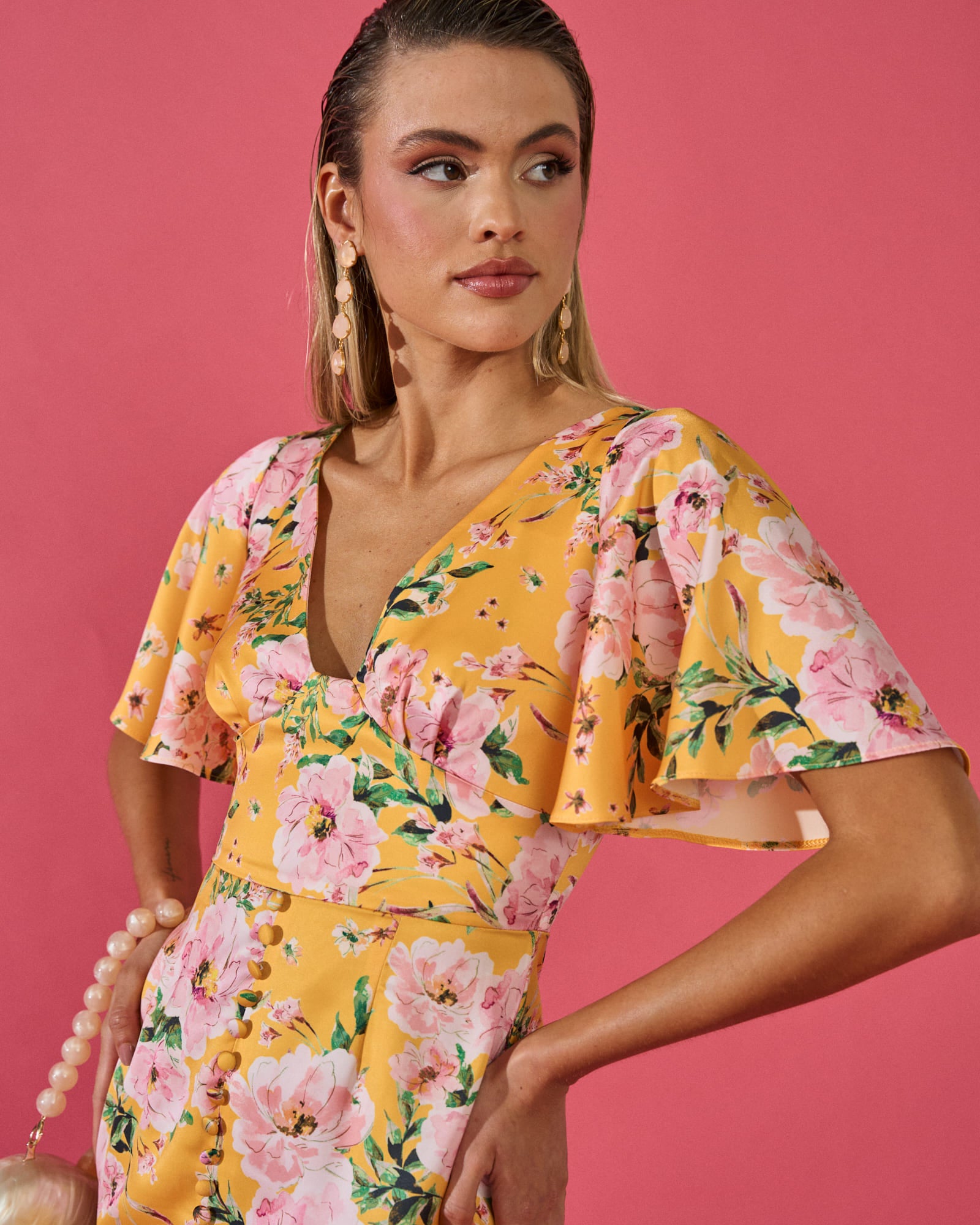 vestido invitada  evento Carmina floral amarillo midi satinado  manga corta acampanado escote en  pico botones parte delantera abertura delantera 