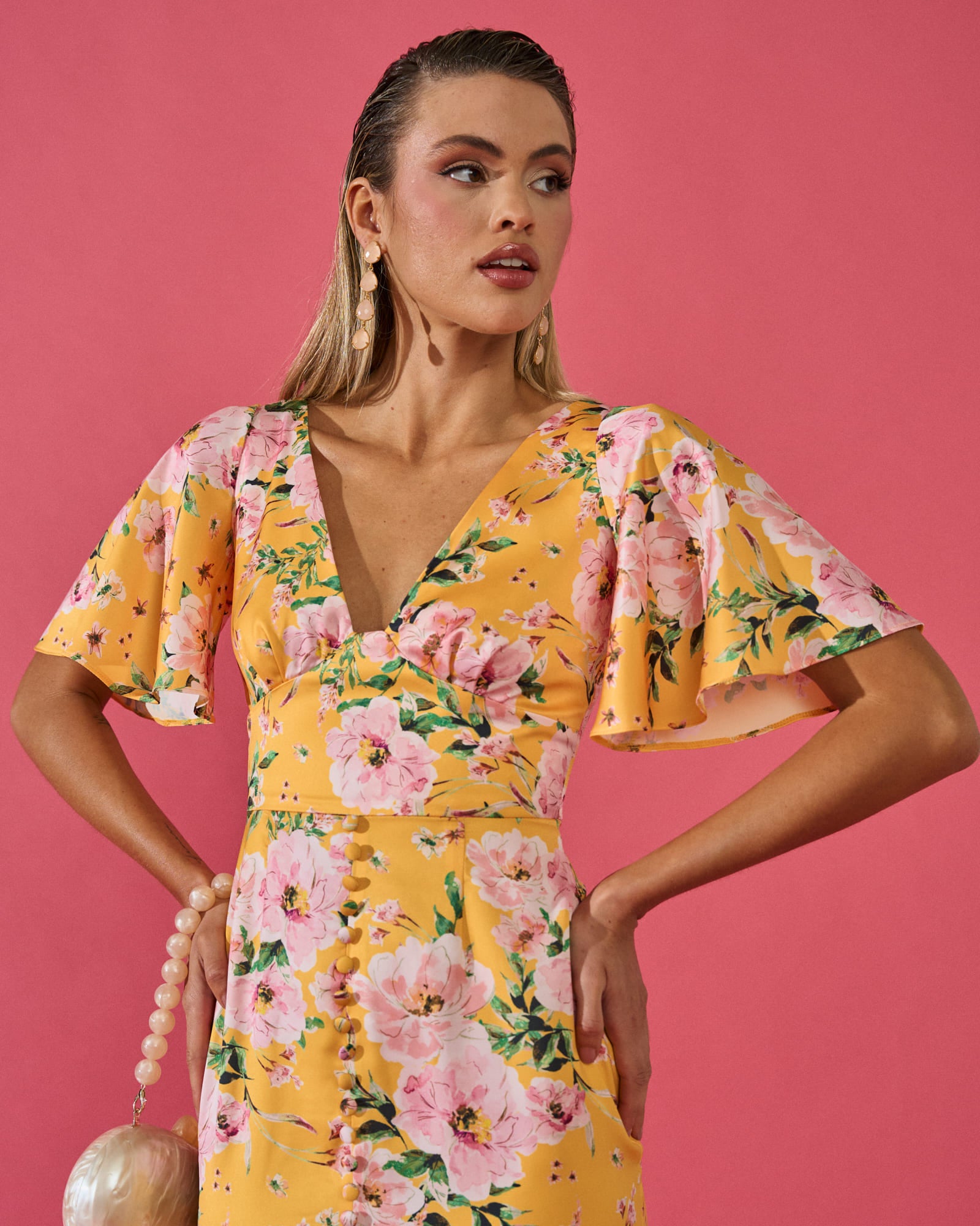 vestido invitada evento Carmina floral amarillo midi satinado  manga corta acampanado escote en  pico botones parte delantera abertura delantera