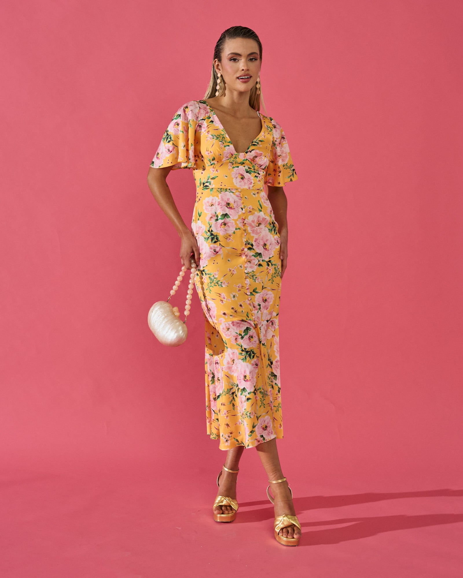 vestido invitada evento Carmina floral amarillo midi satinado  manga corta acampanado escote en  pico botones parte delantera abertura delantera 