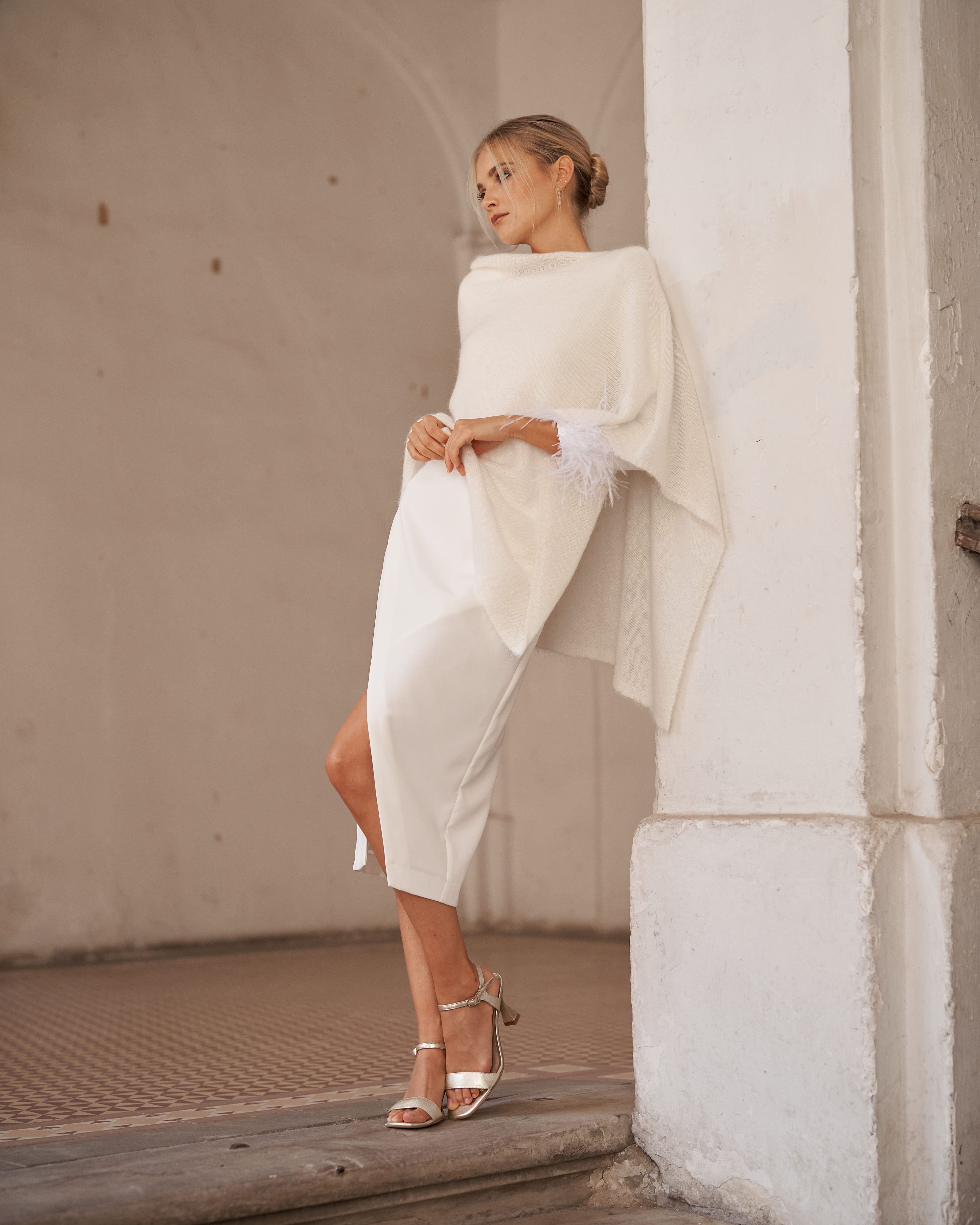 vestido invitada segundo vestido novia Carmen midi manga larga puño pluma  abertura cruzada en la falda cuello a la caja 
